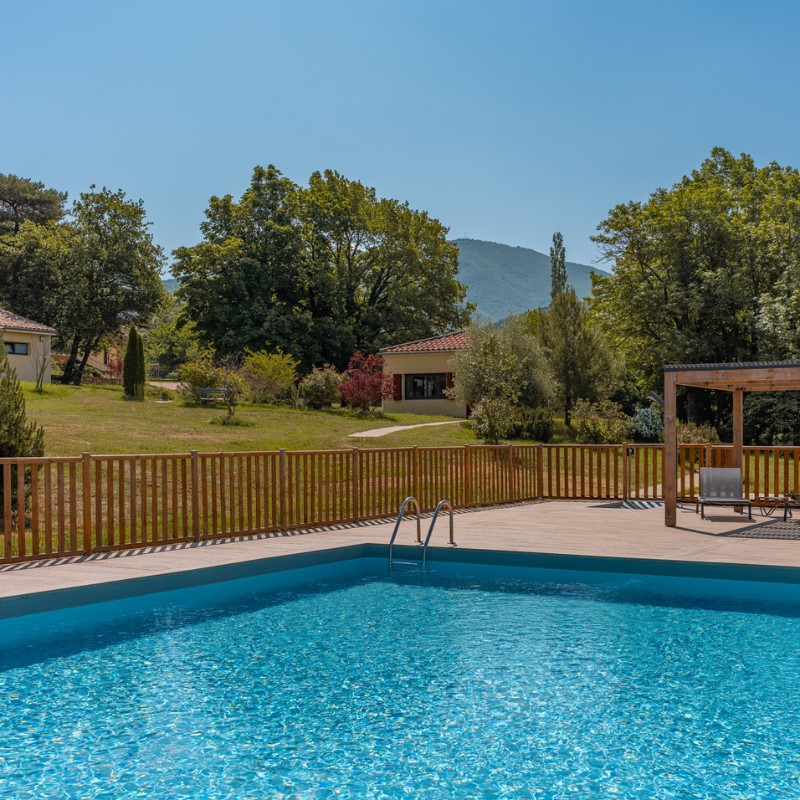 Piscine et terrasse ensoleillée pour moments de détente pendant vos séminaire en Drôme Provençale