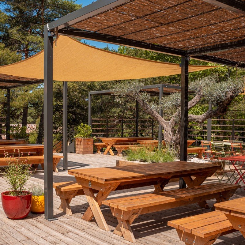 Une grande terrasse ombragée pour un séjour en pension complète  en Drôme Provençale