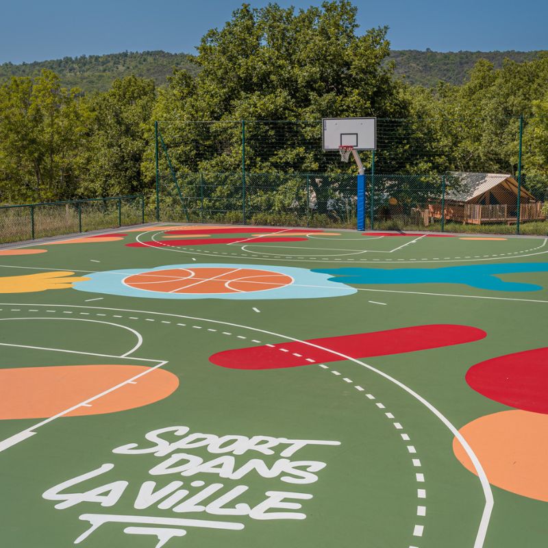 terrains de basket, foot et tennis 