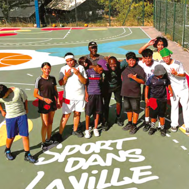 Jeunes sur le terrain de tennis du Domaine De Chabotte, association Sport Dans la Ville
