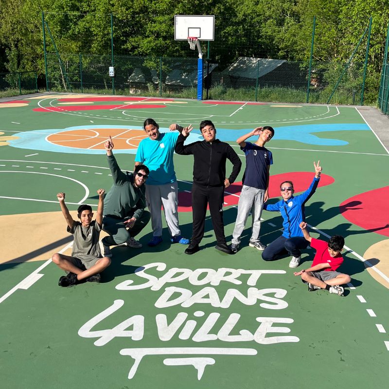 Jeunes sur le terrain de tennis du Domaine De Chabotte, association Sport Dans la Ville